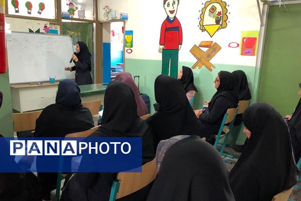 برگزاری کارگاه آموزشی اجتماعات یادگیری در دبستان پیامبر اکرم (ص) ناحیه دو شهرری 