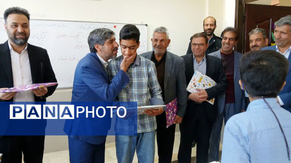 تجلیل از دانش‌آموزان با نیازهای ویژه دبستان بهار آزادی شهرستان آباده