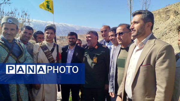 مشت‌های درهم گره خورده دانش‌آموزان کهگیلویه و بویراحمد در راهپیمایی ۲۲ بهمن