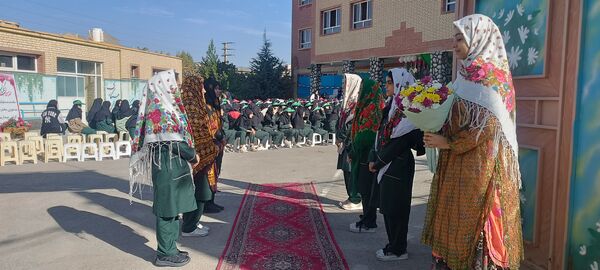 برگزاری ویژه‌ برنامه هفته فرهنگی در دبیرستان حضرت فاطمه‌زهرا(س) شهرستان فیروزکوه
