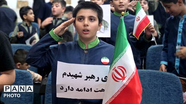 طنین سرود هزار نفری دانش‌آموزان مدارس شاهد در رثای رهبر شهید