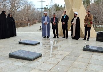 عطرافشانی گلزار شهدا و تجدید پیمان با شهدای شهر فریمان