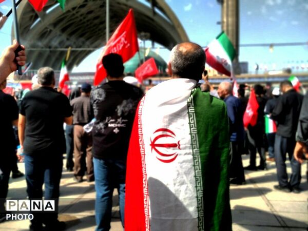 حضور دانش‌آموزان مدارس صدرای ولایت و شاهد فرقانی بناب در تشییع رهبر شهید