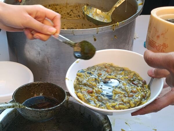 طنین همدلی در دهه فاطمیه، توزیع آش نذری در میان دانش‌آموزان دبیرستان دکتر جواد حداد ۲