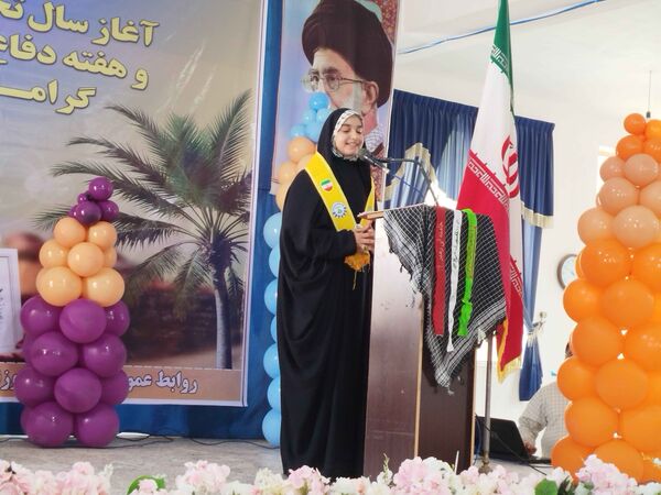 نواختن زنگ مهر و ایثار و ادای احترام به یادمان شهدا در بندر لنگه 