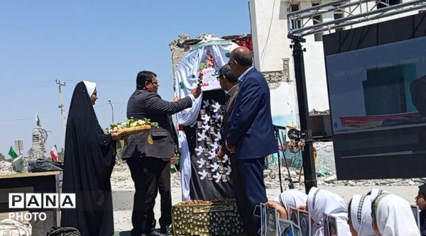 زنگ سپاس معلم همزمان با سراسر کشور در مدرسه شجره طیبه میناب