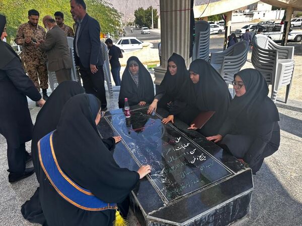 عطر‌افشانی و غبارروبی مزار شهدای بستک