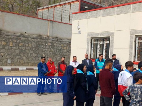 اجرای مانور سراسری زلزله در مدرسه شهید نوری مرزآباد شهرستان خدا آفرین