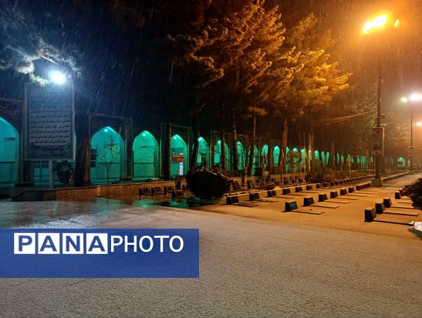 حال و هوای گلزار شهدا با بارش برف الهی