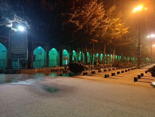 حال و هوای گلزار شهدا با بارش برف الهی
