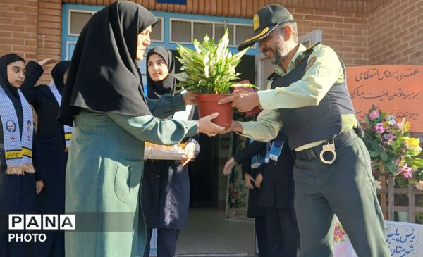 گرامیداشت هفته نیروی انتظامی در دبیرستان نمونه فرهنگ نیشابور 