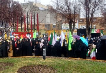 راهپیمایی روز قدس در هوای بارانی در شهرستان بروجن 