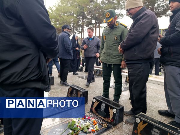 غبار روبی و عطر افشانی گلزار شهدا  در نیشابور 