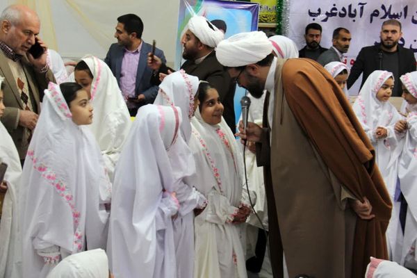 جشن تکلیف دانش‌آموزان دختر اسلام آباد غرب