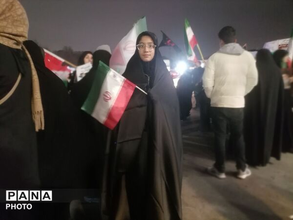 اجتماع بزرگ خانوادگی بر مدار ایران با حضور دانش آموزان ناحیه 3 مشهد