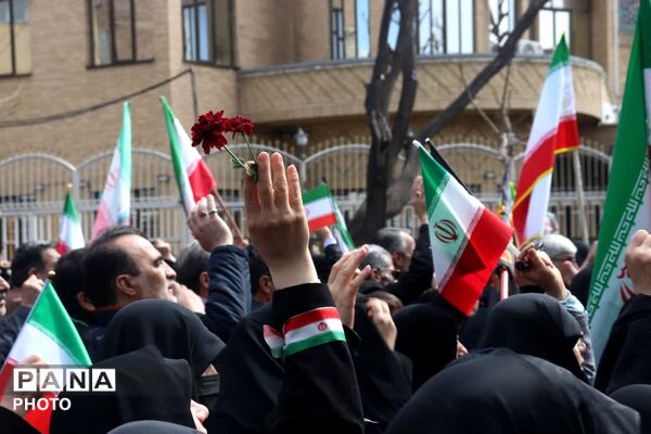  حلما با عروسک‌ها سوگ خانواده شهیدش را در آغوش کشید