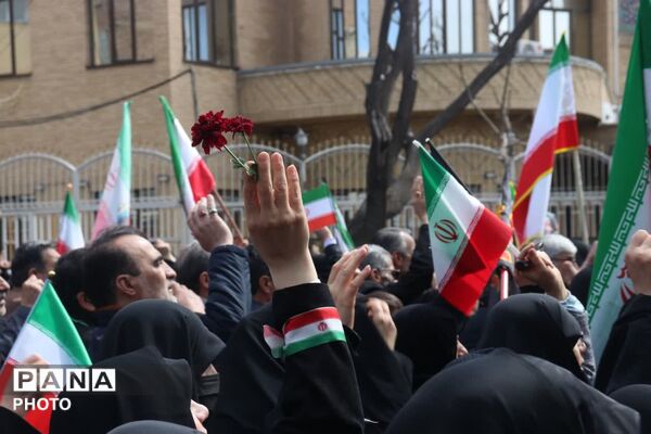  حلما با عروسک‌ها سوگ خانواده شهیدش را در آغوش کشید
