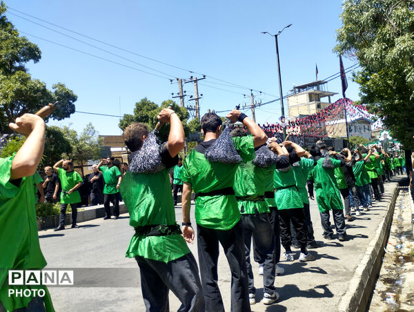 طنین نوای «یا حسین(ع)» با حرکت دسته‌های عزاداری سرابی در تویسرکان