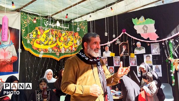دیدار حاج حسین یکتا با دختران مبارز در قلب خرم‌آباد