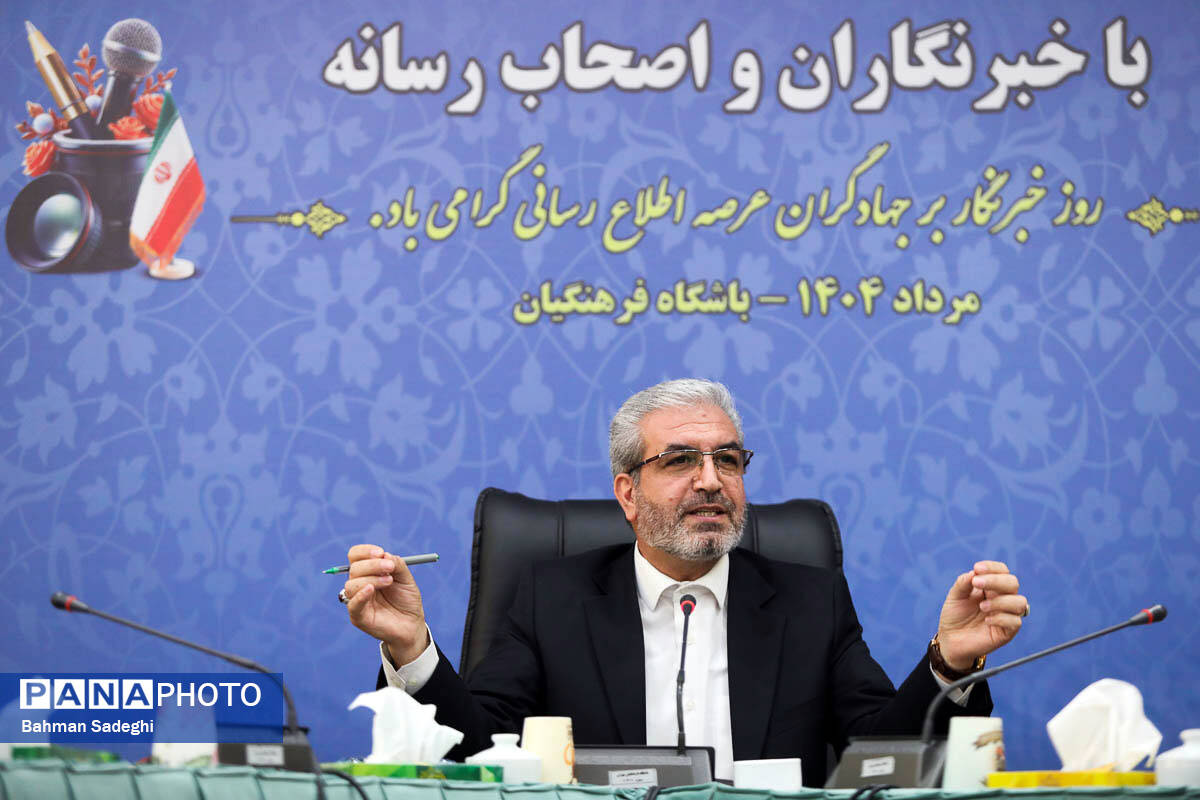 نشست صمیمی رئیس مرکز اطلاع رسانی و روابط عمومی وزارت آموزش و پرورش با خبرنگاران و اصحاب رسانه
