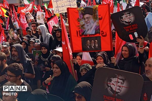  هم صدا با هم در تشییع رهبر شهید