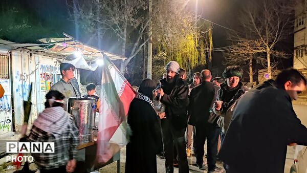 زن و مرد و پیر و جوان این شب ها در اجتماعات خیابانی شهر بار 
