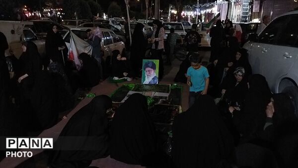 سفره صلوات با عکس رهبر شهید  در صد و بیست و ششمین شب از اجتماعات مردمی 