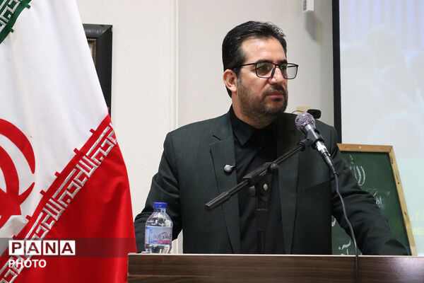 تقدیر از منتخبین حوزه ابتدایی توسط مدیر کل آموزش پرورش 