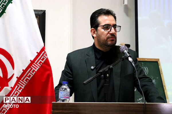 تقدیر از منتخبین حوزه ابتدایی توسط مدیر کل آموزش پرورش 