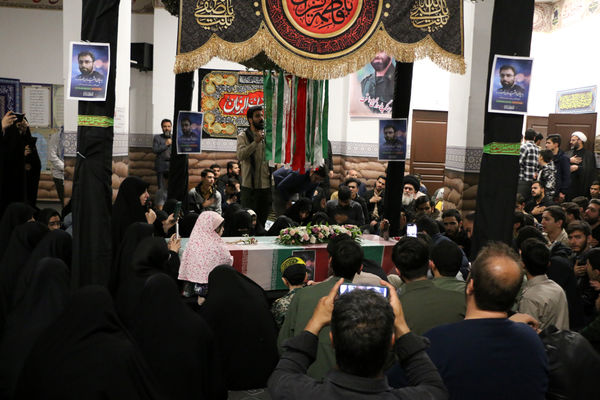 آخرین وداع فرزند با پدر