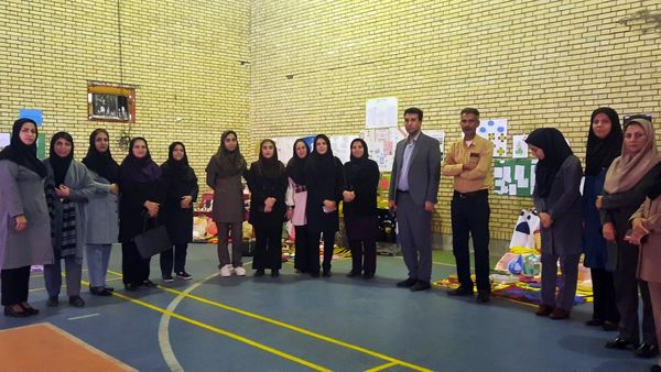 بازدید مدیر آموزش و ‌پرورش حاجی‌آباد از نمایشگاه خلاقیت‌های دانش‌آموزی دبستان استقلال  