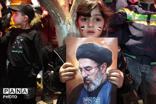 حضور دانش‌آموزان و کودکان بهارستانی در راهپیمایی شبانه «جنگ رمضان»