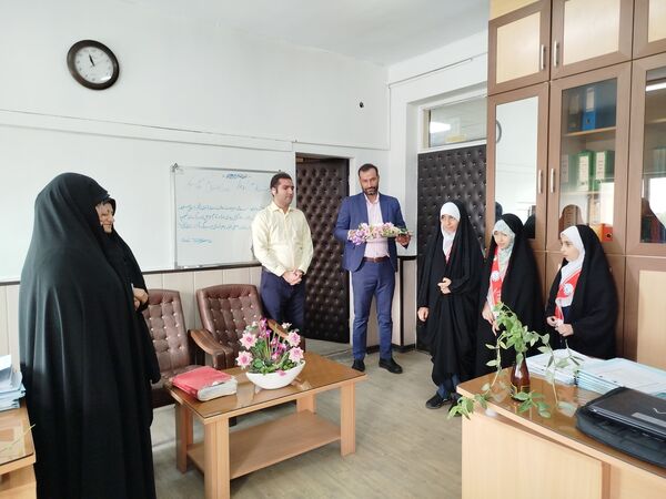 اهدای گل به کارکنان اداره‌کل آموزش و پرورش شهرستان‌های تهران به‌مناسبت بزرگداشت روز معلم 