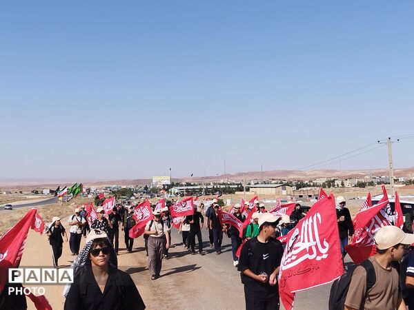 پیاده روی امام رضا (ع) با حضور پر شور دانش آموزان نیشابور در کاروان دانش آموزی