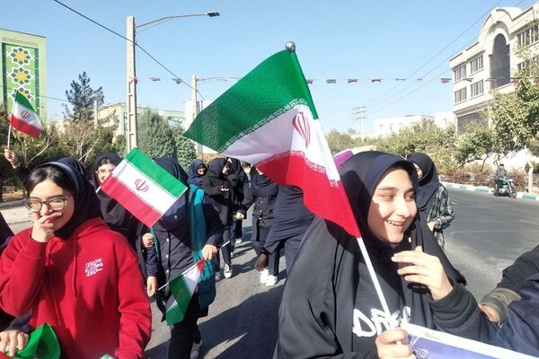 حضور پرشور دختران و پسران شهریار در روز استکبار ستیزی