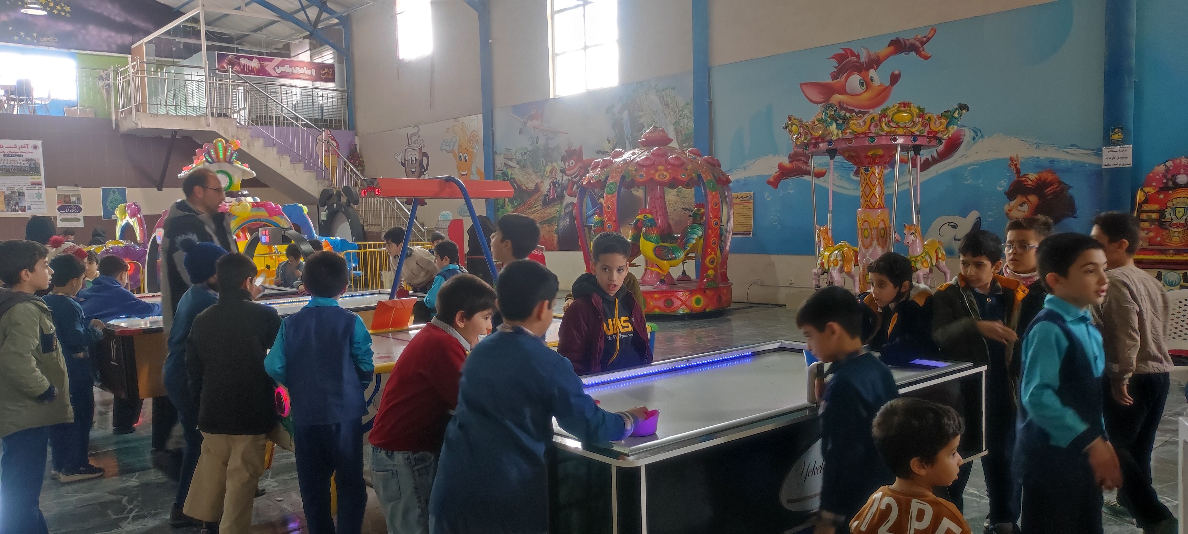 اردوی دانش‌آموزان مدرسه مبین در شهربازی پارک کوثر شیروان