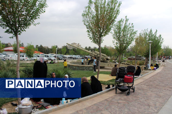 حضور گردشگران روز طبیعت در محوطه باغ‌موزه دفاع مقدس قم