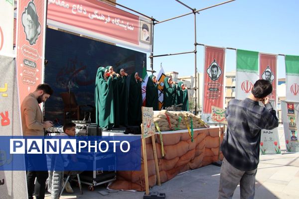 نمایشگاه هفته دفاع مقدس لاله‌های روشن در تبریز 