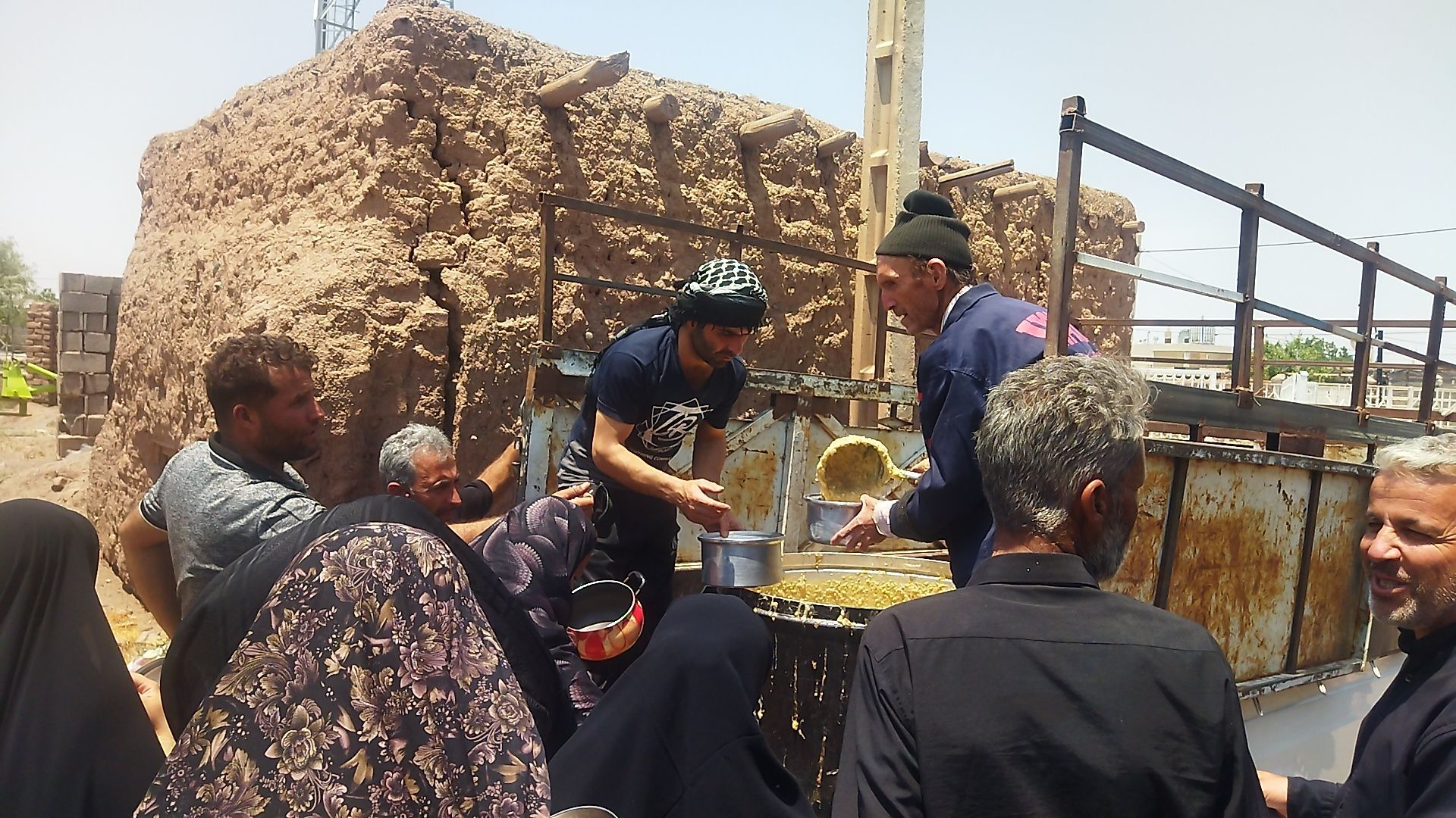 پخش نذری روز عاشورا رسمی قدیمی در روستای حسن آباد بلهر نیشابور 