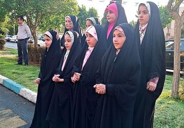 طنین سرود دانش‌آموزان دبستان‌های ستایش و صابران یک شهریار در مهمانی کیلومتری غدیر  