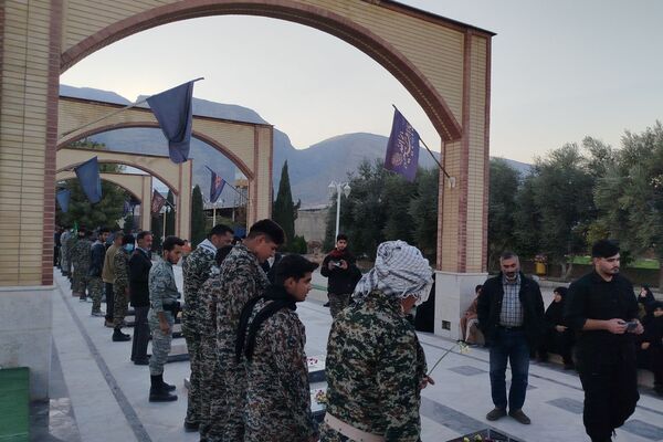 غبار روبی و عطرافشانی قبور مطهر شهدای روستای ظفرآباد