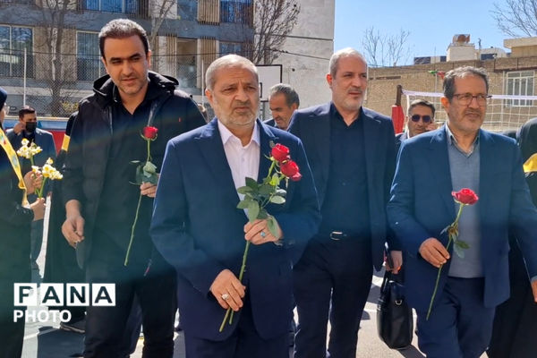 وزیر آموزش و پرورش میهمان دانش‌آموزان مدرسه شاهد دالکی