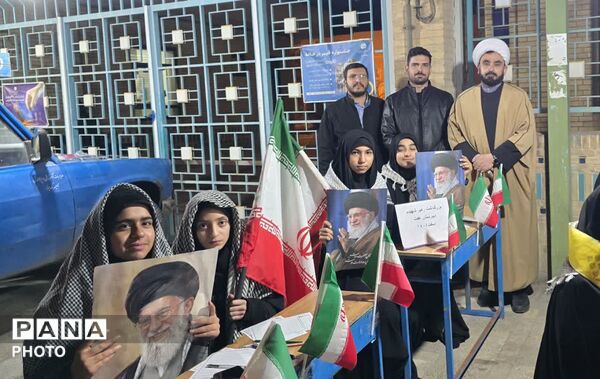 کلاس و نیمکت های نمادین به یاد دانش آموزان مینابی در موکب آموزش و پرورش ناحیه یک یزد