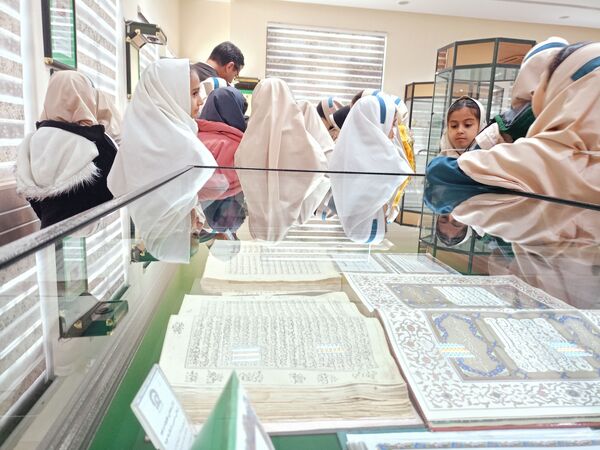 غبارروبی مزار شهدا توسط دانش‌آموزان دبستان سمیه