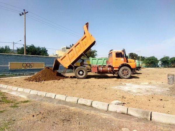 پیش رویی در ساخت چمن مصنوعی دبیرستان نمونه دانش کاشمر