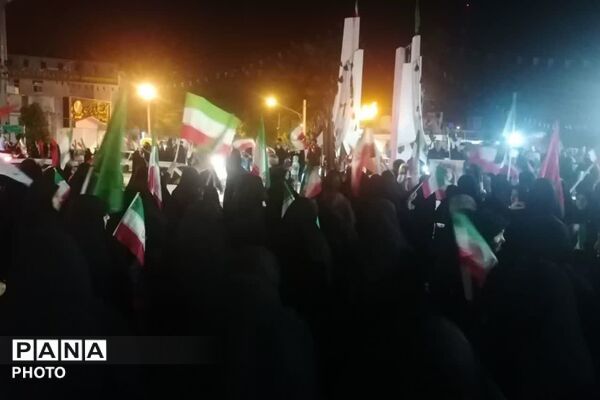 پلاکاردها در تجمعات شبانه مردم شهر خیمه‌های حسینی