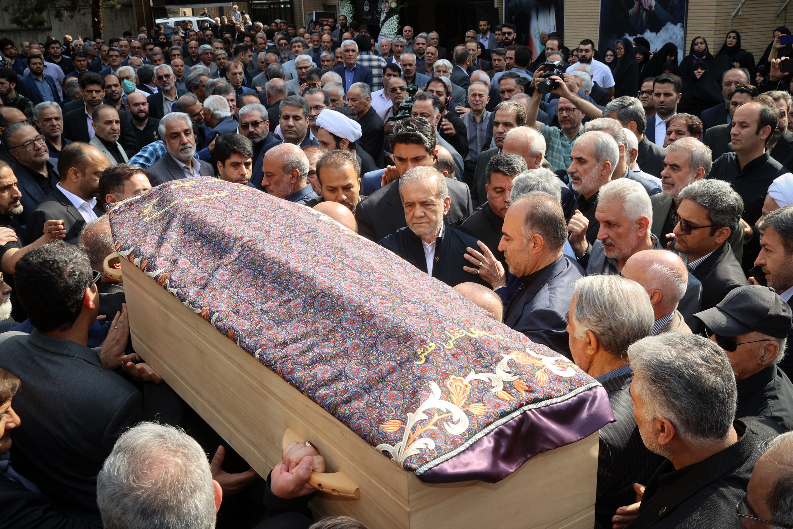 حضور پزشکیان در مراسم تشییع رئیس جامعه خیرین مدرسه‌ساز