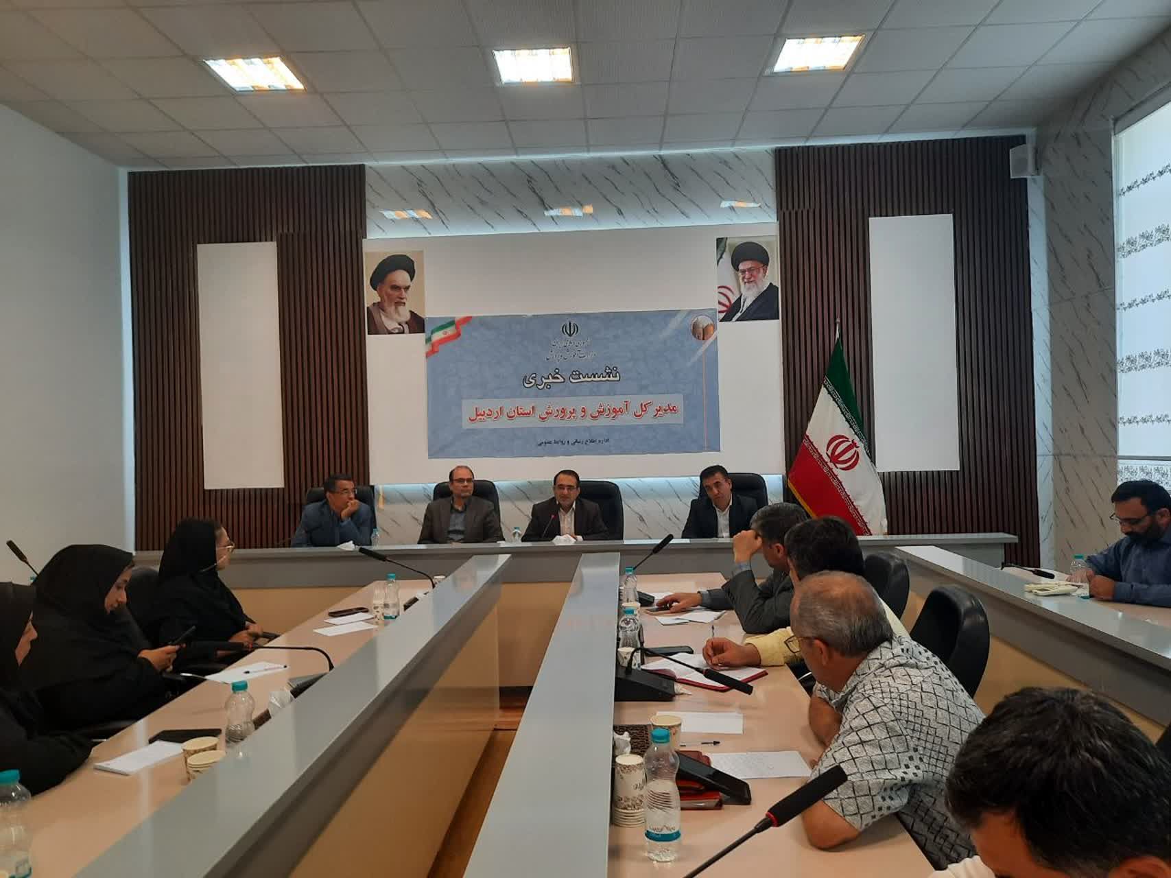 سطح توانمندی معلمان را با برگزاری دوره‌های بازآموزی به‌عنوان یک راهبرد آموزشی و تسهیل‌گر ارتقا می‌بخشیم