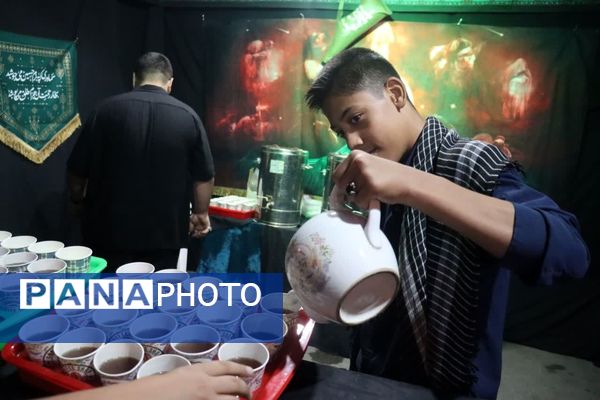 خادمی نوجوانان در عزاداری سید و سالار شهیدان در مشهد