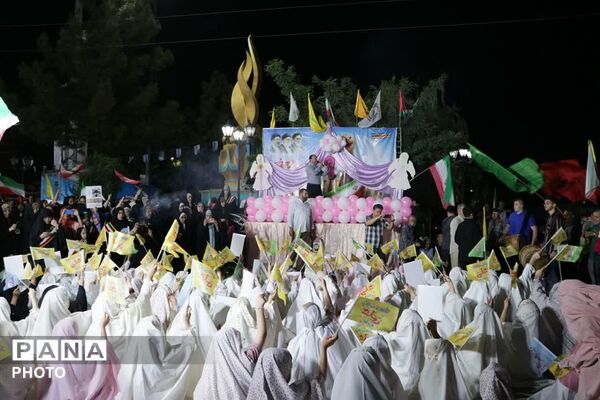لبخند معنویت در کنار چادر پاکی